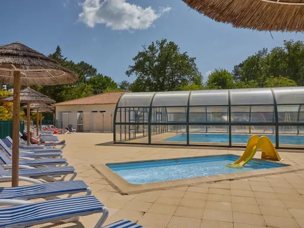 Piscine couverte au camping Roan La Clairière.