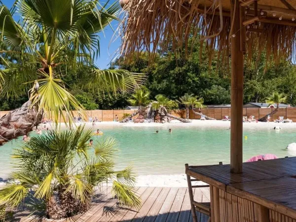 Image d'ambiance de la piscine lagon du camping Roan La Clairière.