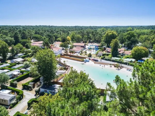 Photo d'ensemble de la piscine lagunaire du camping Roan La Clairière.