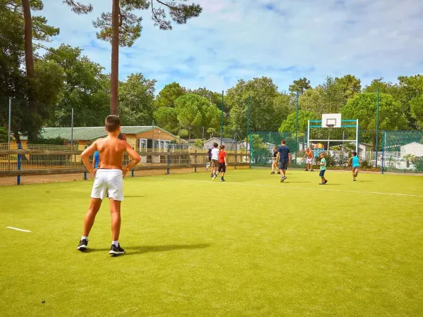 Espace multisport au camping Roan La Pinède.