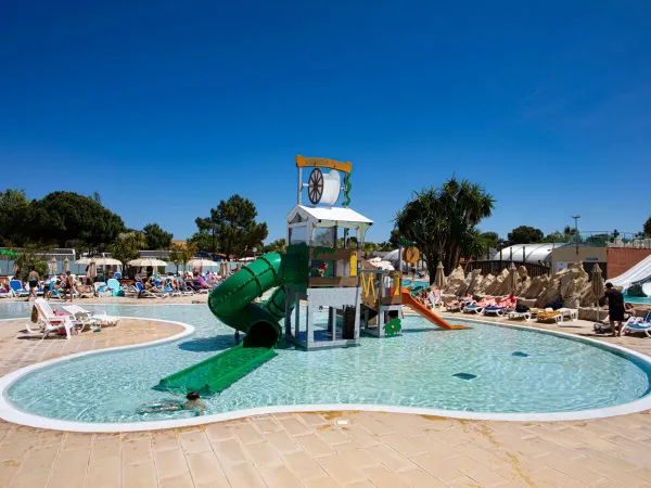 La pataugeoire avec les jeux du camping Roan Le Soleil de la Méditerranée.