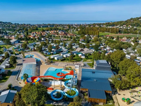 Complexe de piscines au camping Roan La Vallée.