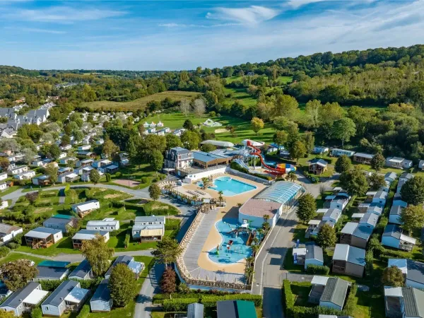 Vue d'ensemble du complexe de piscines du Roan camping La Vallée.