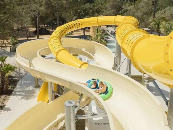 Avec un toboggan de piscine au camping Roan Internacional de Calonge.