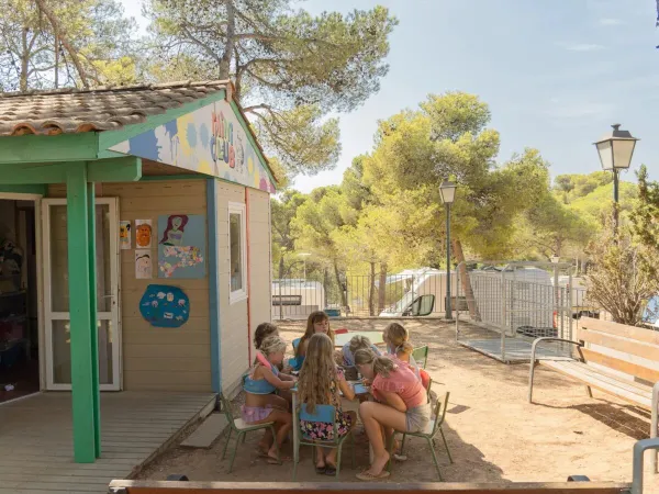 Les enfants au mini-club du camping Roan Internacional de Calonge.