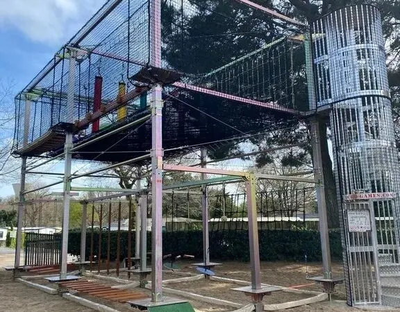 Jeux d'enfants au camping Roan La Grande Métairie.