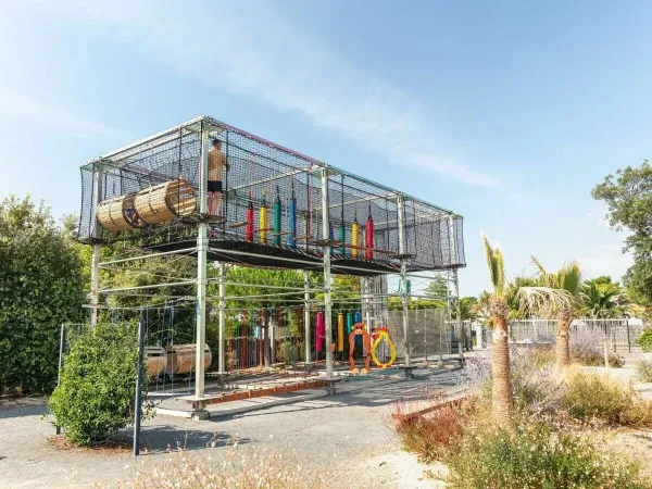Nouveau en 2024 : des équipements de jeu stimulants au camping Roan Château de Fonrives.