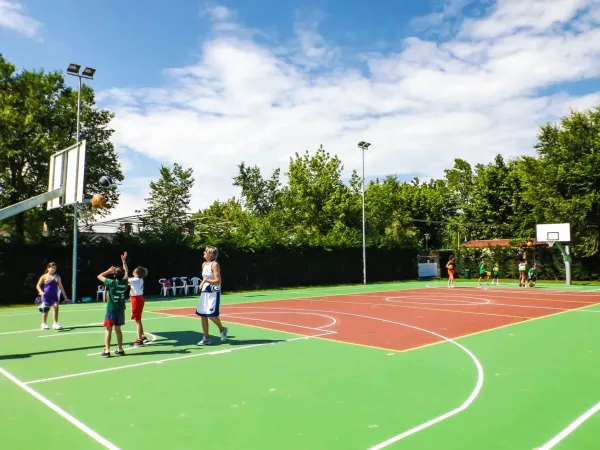 Jouer au basket au camping Roan San Francesco.