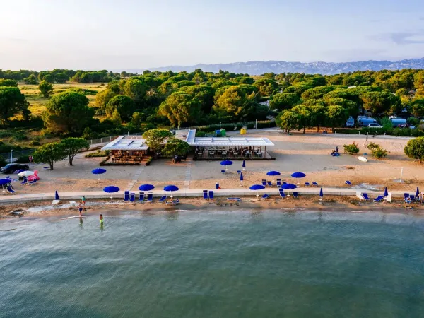 Plage et bar de plage au camping Roan Zaton Holiday resort.