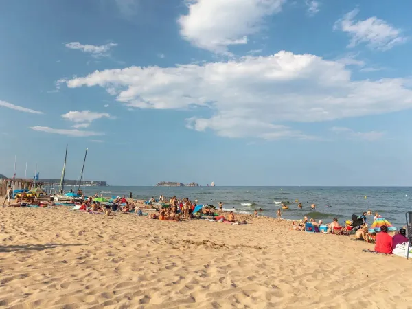 Un coin de plage confortable au camping Roan Playa Brava.