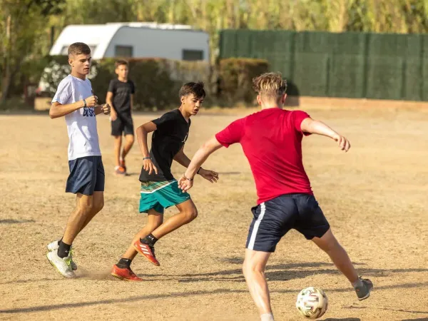 Enfants jouant au football au camping Roan de Playa Brava.