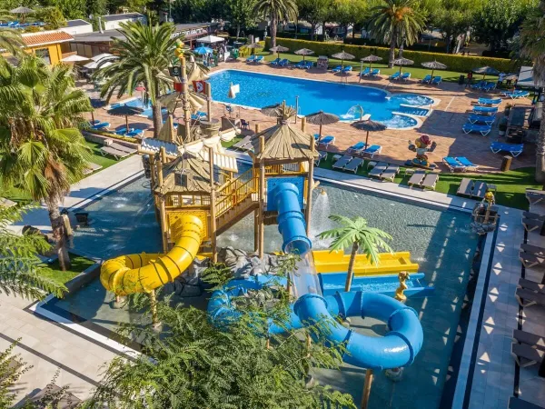 Vue d'ensemble de la piscine du camping Roan La Masia.