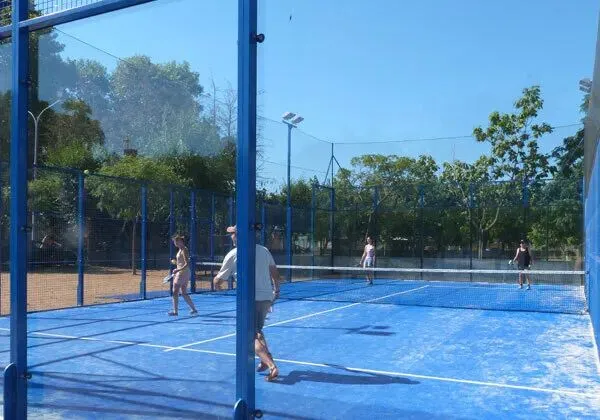 Le terrain de padel du camping Roan La Masia.