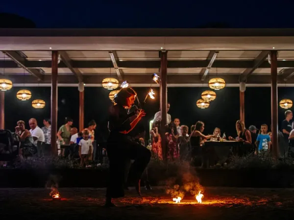 Soirée spectacle et dîner au camping Roan Zaton Holiday resort.