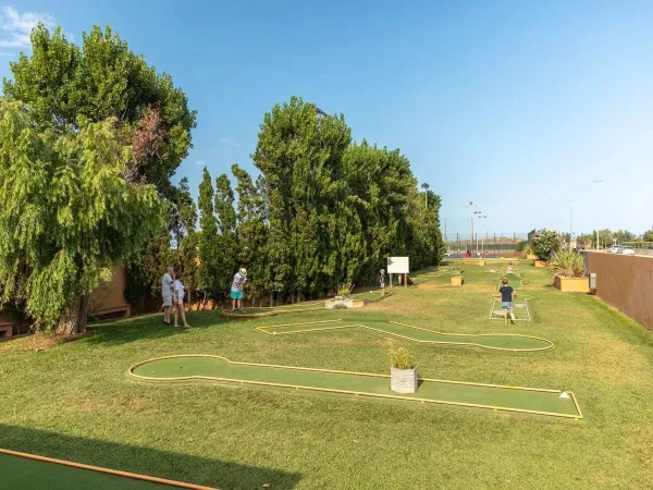 Terrain de golf miniature au camping Roan Playa Brava.