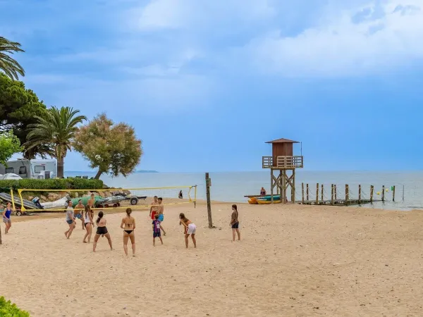 Jouer au beach-volley au camping Roan Playa Montroig.