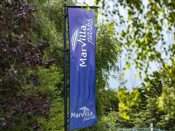 Un drapeau avec le logo de Marvilla Parks.