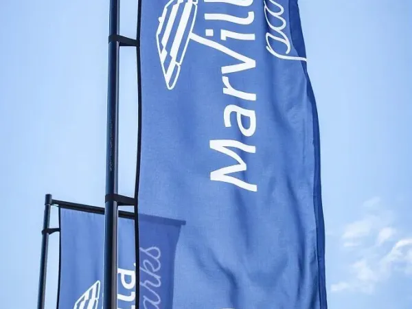 Drapeaux avec le logo Marvilla Parks.