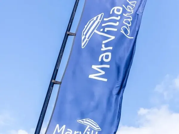 Drapeau avec le logo de Marvilla Parks.
