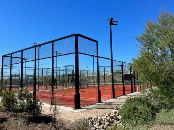 Terrain de padel au camping Roan Le Serignan Plage.