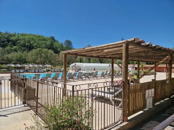 Piscine avec chaises longues au camping Roan Verdon Parc.