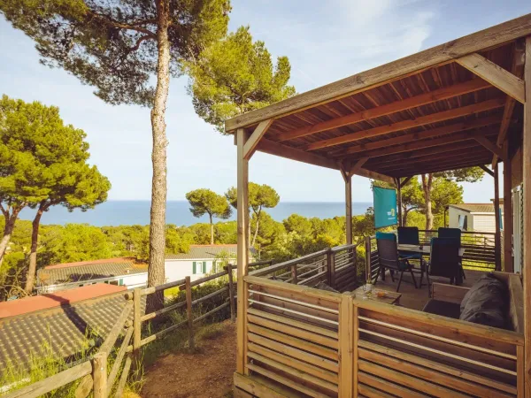 Vue sur la mer depuis le mobil-home Premium Plus Lounge du camping Roan Cala Gogo.