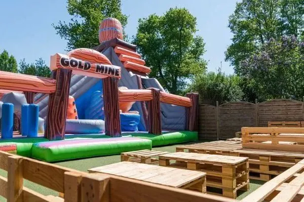 Château gonflable au camping Roan Domaine de La Brèche.
