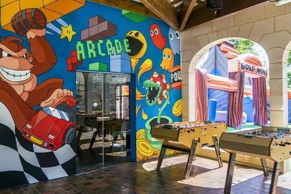 Salle de jeux au camping Roan Domaine de La Brèche.