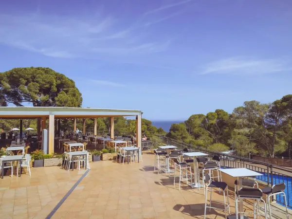 Terrasse au bord de la piscine du camping Roan Internacional de Calonge.