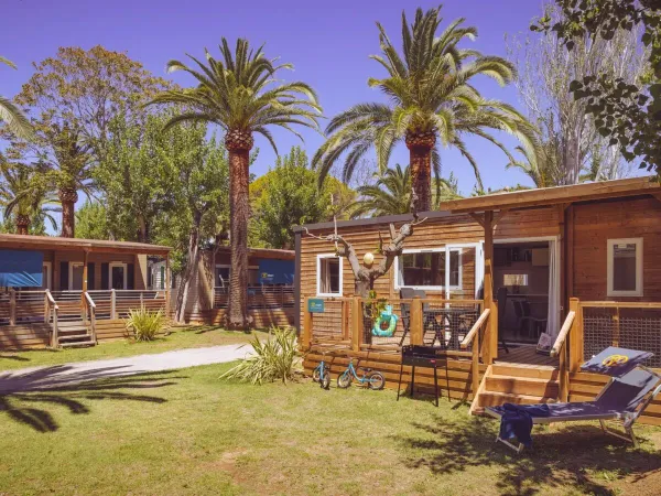 Mobil-homes de luxe sur des emplacements spacieux au camping Roan Playa Montroig.