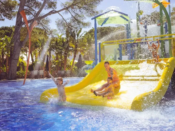 Glissade dans la piscine du camping Roan Playa Montroig.