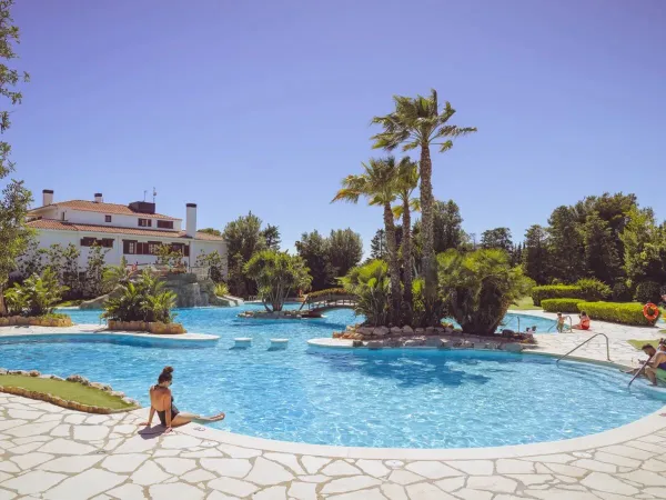 Baignade dans l'une des piscines du camping Roan Playa Montroig.
