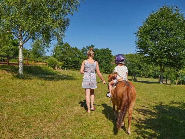 Randonnée à cheval au camping Roan Le Ty Nadan.