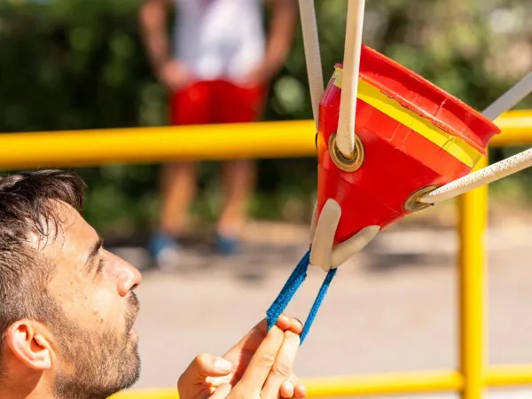 Le jeu populaire Water-wars au camping Roan Piantelle.