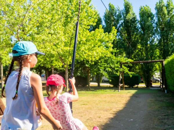 Filles sur le téléphérique du camping Roan Piantelle.