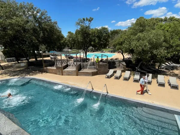 Vue d'ensemble de la piscine du camping Roan Domaine de Massereau.