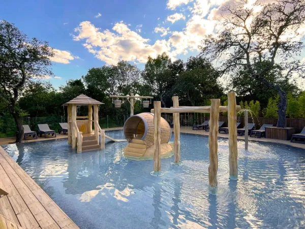 Piscine pour enfants au camping Roan Domaine de Massereau.