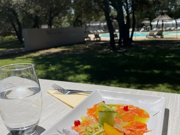 Déjeuner savoureux au camping Roan Domaine de Massereau.