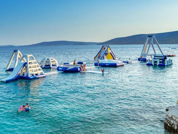 Aire de jeux aquatiques dans la mer au camping Roan Amadria Park Camping Trogir.