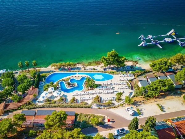Vue d'ensemble de la piscine et de la mer au camping Roan Amadria Park Trogir.