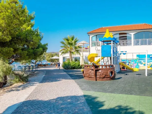 Aire de jeux et promenade au camping Roan Amadria Park Trogir.