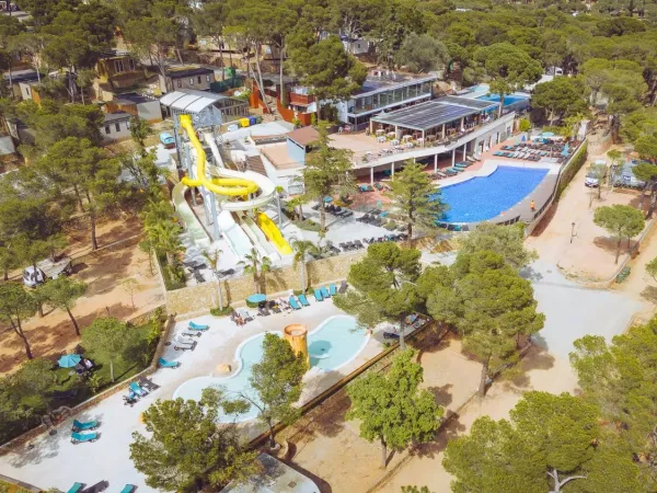Aperçu des piscines et de l'environnement verdoyant du camping Roan Internacional de Calonge.