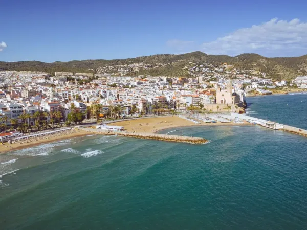 Photo d'ensemble de Sitges près du camping Roan El Garrofer.