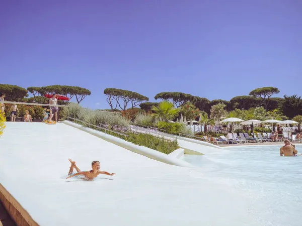 Glissades dans la piscine lagunaire du camping Roan hu Park Albatros village.