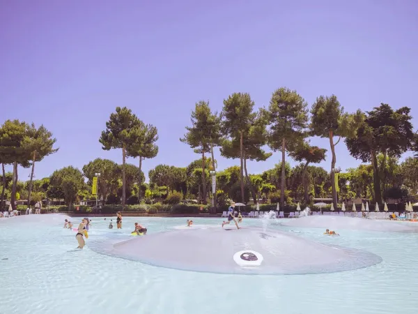 Enfants jouant dans la piscine du camping Roan hu Park Albatros village.