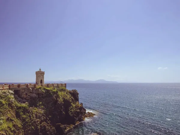 Vue sur l'île d'Elbe depuis Piombino au camping Roan hu Park Albatros village.