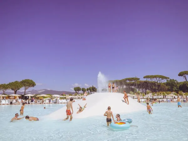 Les enfants s'amusent dans la piscine du camping Roan hu Park Albatros village.