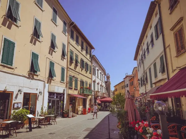 Rue accueillante à Piombino près du camping Roan hu Park Albatros village.