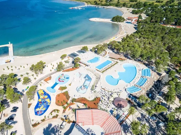 Vue d'ensemble de la piscine et de la magnifique baie du camping Roan Zaton Holiday resort.