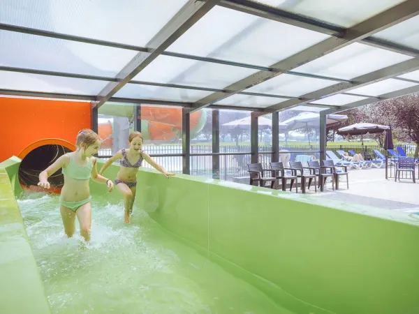 Plaisir aquatique dans la piscine couverte du Roan camping 't Veld.